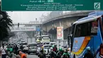 Kendaraan melintas di bawah papan informasi sistem ganjil genap di Jalan S Parman, Jakarta, Rabu (1/8). Pemprov DKI hari ini resmi memberlakukan sistem ganjil genap dengan memberikan sanksi tilang bagi pengendara yang melanggar. (Liputan6.com/Johan Tallo)