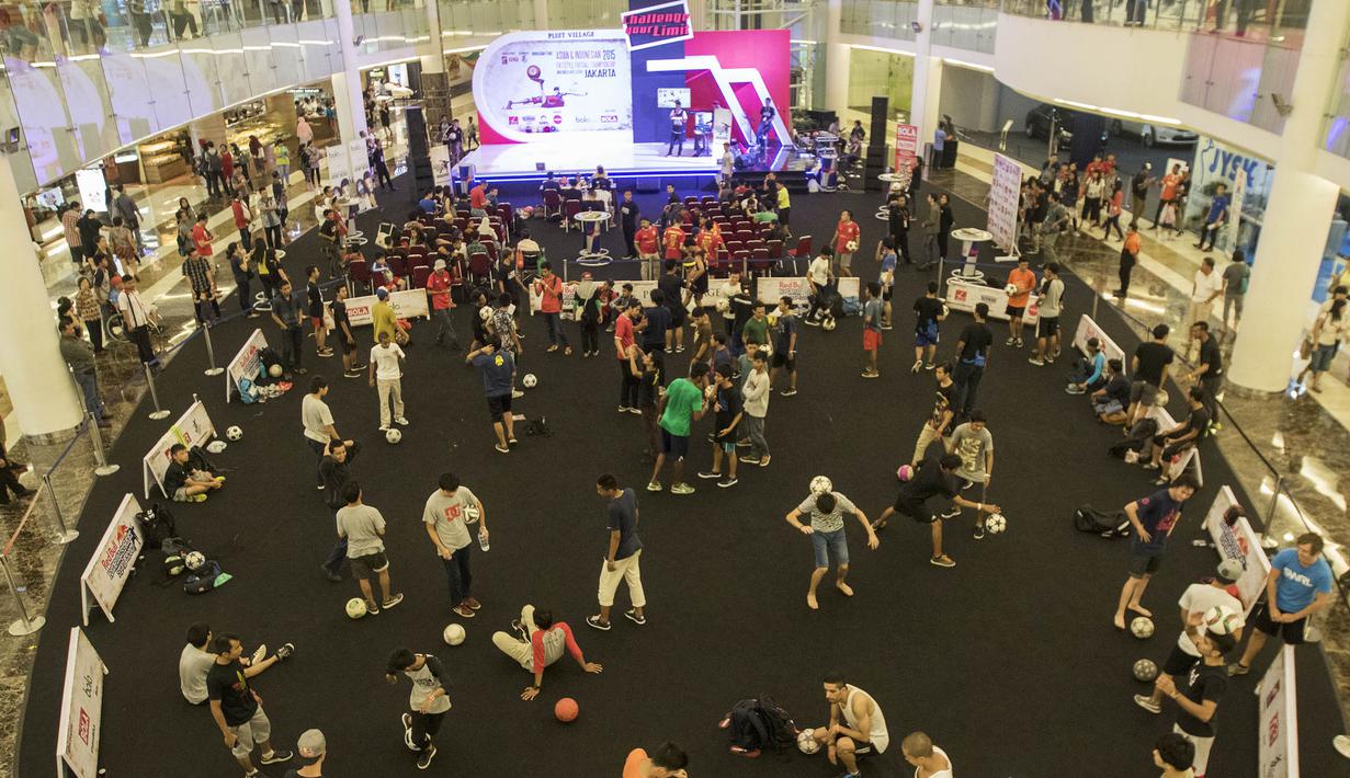 Sejumlah freestyler mengikuti acara Indonesian Freestyle Football Championship 2015 di Mall Pluit Village, Jakarta, Sabtu (14/11/2015). (Bola.com/Vitalis Yogi Trisna)