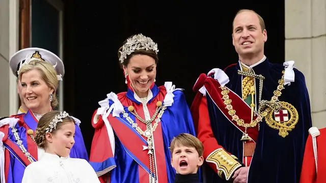 Pangeran William, Putri Catherine, serta kedua anak mereka Putri Charlotte dan Pangeran Louis saat mendampingi Raja Charles III dan Ratu Camilla menyapa rakyat dari balkon Istana Buckingham pada Sabtu 6 Mei 2023. (Dok. Leon Neal/AP)