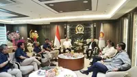 Pertemuan antara Wakil Ketua DPR Sufmi Dasco Ahmad dengan Seskab Teddy, Mensesneg Prasetyo Hadi, Menkeu Purbaya, Mendagri Tito Karnavian di DPR. (Foto: Instagram @sekretariat.kabinet).