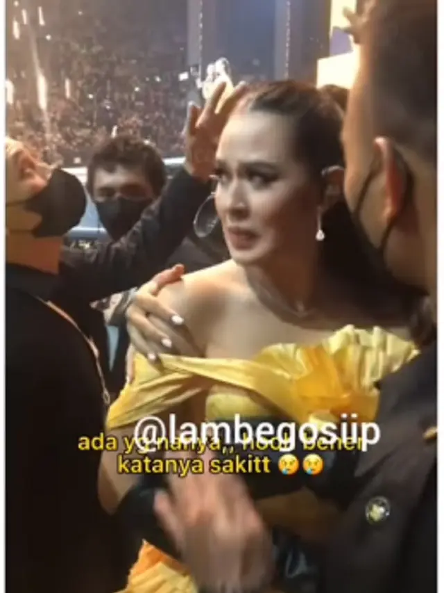 Raisa terkena percikan kembang api. (Foto: Instagram/lambegosiip)