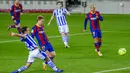 Pemain Barcelona, Frenkie de Jong, melepaskan tendangan ke gawang Real Sociedad pada laga Liga Spanyol di Stadion Camp Nou, Kamis (17/12/2020). Barcelona menang dengan skor 2-1. (AP/Joan Monfort)