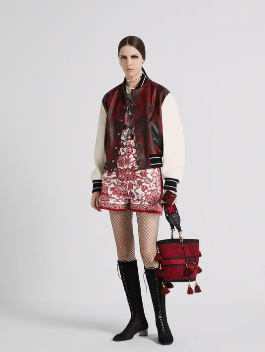 Warna merah dan hitam menjadi kunci dalam motif Dior Bandana dari koleksi Dior Cruise 2023. [dior]