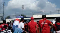 Suporter Timnas Indonesia U-22 padati loket tiket jelang menghadapi Timor Leste (Liputan6.com/Cakrayuri Alam)