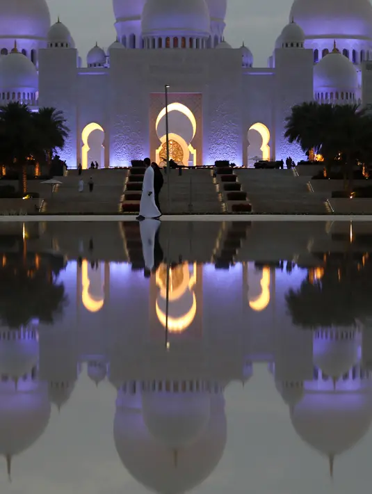 Suasana Masjid Agung Sheikh Zayed ketika umat Muslim bersiap melaksanakan salat tarawih pertama di Abu Dhabi, Rabu (17/5). Masjid Agung Sheikh Zayed di bangun pada tahun 1996 dengan biaya sekitar Rp 28,5 triliun kala itu. (AFP PHOTO/KARIM SAHIB)