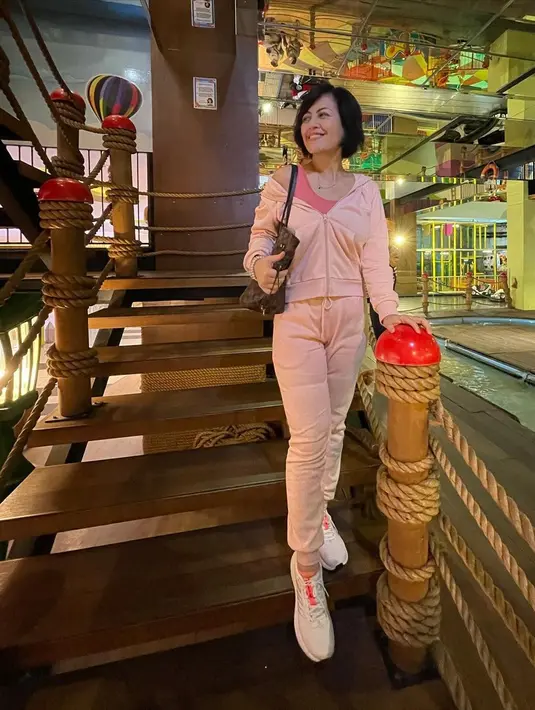 <p>Cynthia Lamusu sekarang terlihat makin tampil percaya diri dengan busana ukuran XS. Penampilan wanita berusia 44 tahun itu juga disebut-sebut jadi lebih awet muda karena tubuhnya sudah jauh lebih langsing. (FOTO: instagram.com/@cynthia_lamusu)</p>
