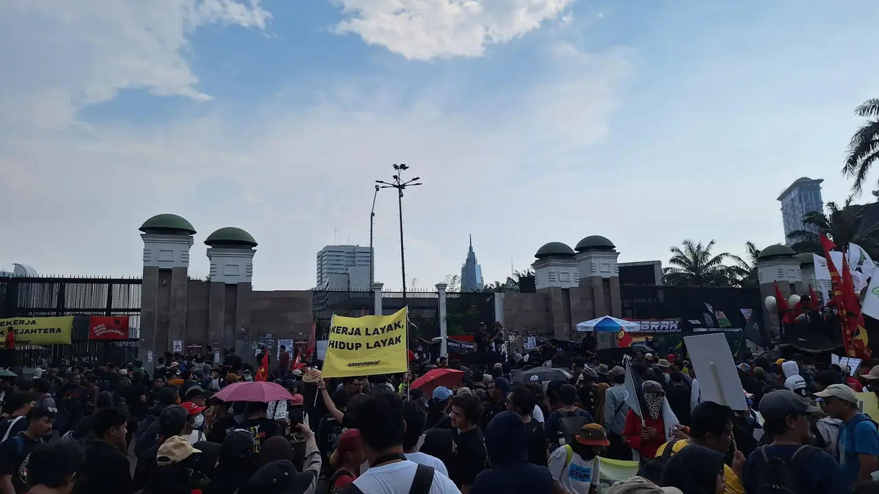 Demo Buruh Depan Gedung DPR Saat May Day