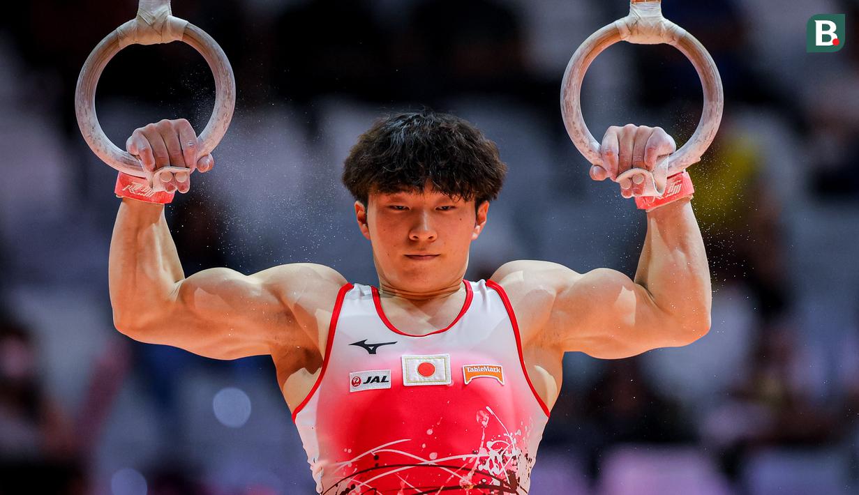 Pesenam putra Jepang, Kiichi Kaneta beraksi dalam nomor gelang-gelang pada babak kualifikasi Kejuaraan Dunia Gimnastik 2025 di Indonesia Arena, Senayan, Jakarta, Minggu (19/10/2025). (Bola.com/Bagaskara Lazuardi)
