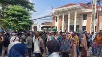 Massa Pendukung Bupati Pati Nonaktif Sudewo Kepung Pengadilan, Ini Tuntutannya