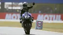 Pebalap Yamaha, Maverick Vinales, melakukan selebrasi usai menjuarai MotoGP Belanda di Sirkuit Assen, Belanda, Minggu (30/6/2019). Vinales sukses menjadi juara dengan catatan waktu 40 menit 55,415 detik. (AP//Peter Dejong)