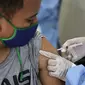 Petugas Puskemas Kampung Melayu melaksanakan vaksinasi COVID-19 terhadap warga Kebon Pala, Jakarta, Jumat (18/6/2021). Presiden Joko Widodo mengingatkan Pemprov DKI Jakarta untuk mengejar target vaksinasi 7,5 juta warga sampai Agustus 2021. (Liputan6.com/Faizal Fanani)