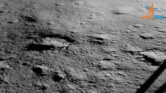 Gambar permukaan Bulan yang diambil dari pesawat luar angkasa Chandrayaan-3 (Twitter @ISRO)