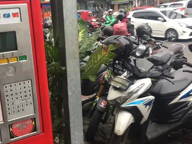 Kondisi mesin parkir yang tidak berfungsi di Jalan Sabang, Jakarta, Jumat (15/12). Berakhirnya masa kontrak PT Mata Elang Biru selaku pengelola mesin parkir menyebabkan sistem penarikan biaya parkir dilakukan secara manual.(Liputan6.com/Immanuel Antonius)