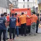 Tim Densus 88 Antiteror mengamankan sejumlah barang bukti dari&nbsp; rumah seorang terduga teroris di Kota Batu pada Kamis, 1 Agustus 2024 (Liputan6.com/Zainul Arifin)