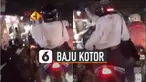Pasir dan air yang menempel di ban sontak terlempar ke punggung sang wanita.