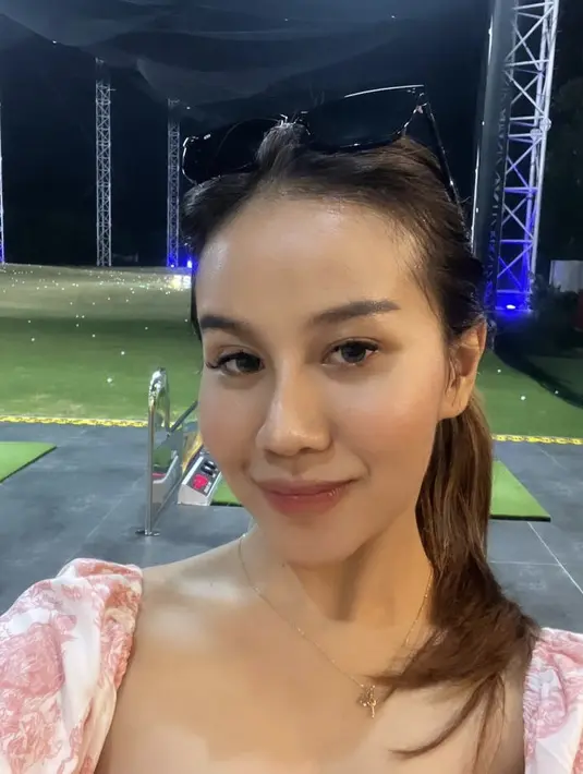 Wajahnya pun tampil natural hanya terlihat lipstik dan blush on tipis. Dengan rambut yang diikat ke belakang.  Credit: (@mayaang.lucyaana)