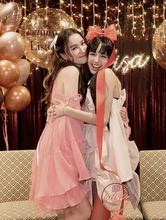 Rayakan ulang tahun Lisa, Diana mengenakan mini dress pink flowly dengan lengan cut out.(@dianaflipo)