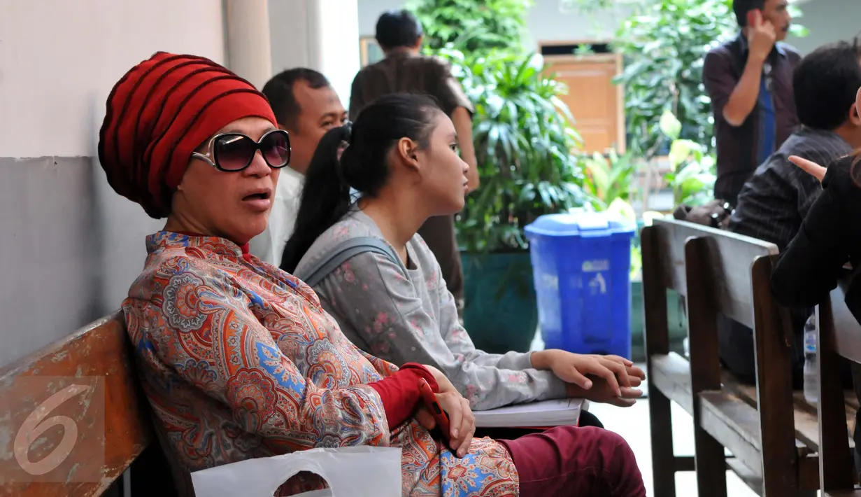 Dorce Gamalama saat menghadiri persidangan Hengky Kawilarang di Pengadilan Negeri Jakarta Selatan, Kamis (23/7/2015). Dorce mengaku kehadirannya untuk memberikan dukungan kepada Hengky Kawilarang. (Liputan6.com/ Panji Diksana)