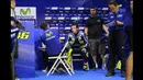 Valentino Rossi berdiskusi dengan kru tim Movistar Yamaha dalam tes pramusim MotoGP hari pertama di Sirkuit Losail, Qatar, Rabu (2/3/2016) waktu setempat. (Bola.com/Twitter)