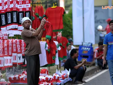 Sepinya suporter yang akan menyaksikan secara langsung kualifikasi Piala AFC Grup G di Stadion GBK Jakarta juga memengaruhi omset mereka (Liputan6.com/Helmi Fithriansyah)