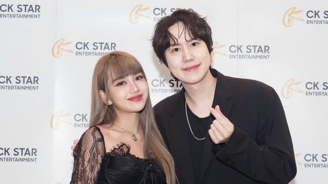 Momen Ghea Indrawari Bahagia Bisa Foto dan Duet dengan Kyuhyun. (instagram/gheaindrawari/gyuram88)