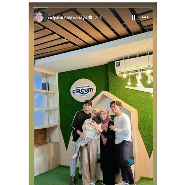 6 Potret Syaki Anak Nadya Mustika Disunat, Keberadaan Dua Ayah dan Ibu Jadi Sorotan