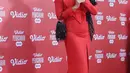 Asri Welas tampil anggun kenakan off shoulder dress bersiluet korset dan rok slit yang tinggi. Aksen origami berbentuk hati jadi bikin penampilan Asri Welas terlihat unik