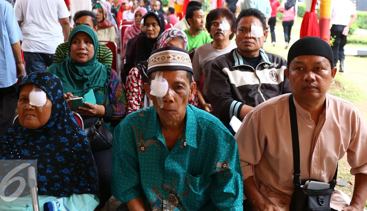 Sejumlah pasien usai menjalani operasi katarak di RS Bhayangkara Brimob, Depok, Jawa Barat, Sabtu (9/1/2016). Rayakan HUT ke-21, Indosiar gelar acara pengobatan gratis dan operasi katarak di 21 titik. (Liputan6.com/Yoppy Renato)