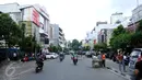 Kondisi arus lalu lintas di sekitar Jalan Agus Salim Jakarta, Kamis (14/1). Pasca ledakan di pos polisi dekat Gedung Sarinah, sejumlah toko dan kantor di sekitar lokasi menghentikan aktivitasnya. (Liputan6.com/Helmi Fithriansyah)