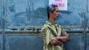 Kepastian kelancaran distribusi gas ini terkait upaya pemulihan kondisi daerah yang terdampak bencana banjir dan longsor di Sumatera. Tampak dalam foto, seorang pria berdiri di samping poster bertuliskan "Gas Habis" di sebuah SPBU setelah banjir bandang di Banda Aceh pada Rabu 17 Desember 2025. (CHAIDEER MAHYUDDIN/AFP)