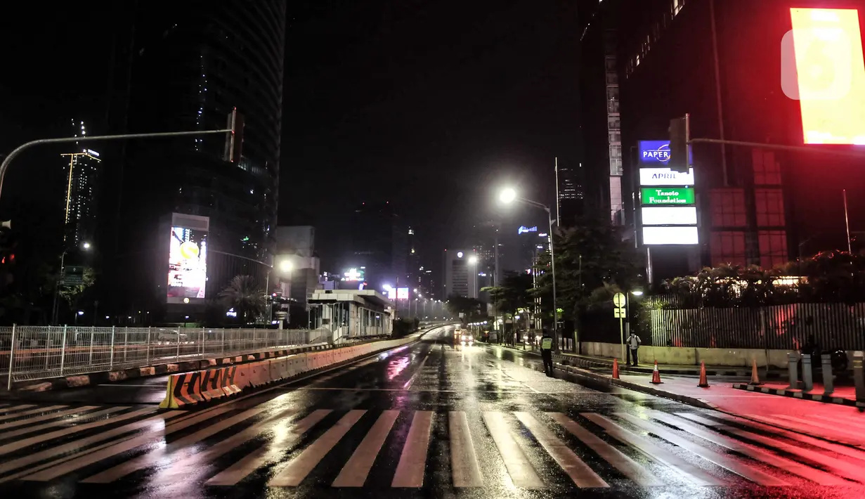 Suasana sepi di sekitar Bundara HI, Jalan MH Thamrin, Jakarta, Kamis (31/12/2020). Berbeda dengan tahun sebelumnya, kawasan di sepanjang Jalan MH Thamrin-Sudirman sepi aktivitas perayaan malam Tahun Baru. (merdeka.com/Iqbal S. Nugroho)