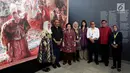 Presiden RI ke-5 Megawati Soekarnoputri didampingi Sekjen PDIP Hasto Kristianto dan panitia berfoto di depan salah satu koleksi lukisan saat mengunjungi pameran lukisan koleksi Istana di Galeri Nasional, Jakarta, Kamis (10/8). (Liputan6.com/Johan Tallo)