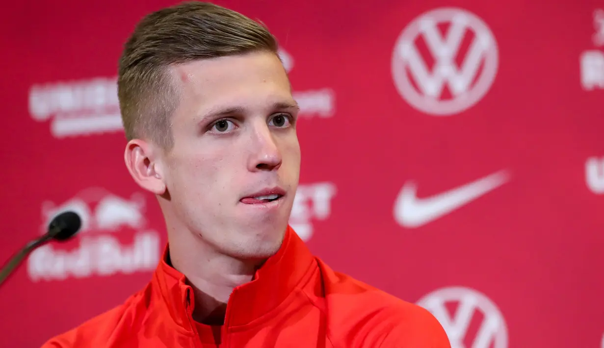 Gelandang baru RB Leipzig asal Spanyol, Dani Olmo saat konferensi pers di Leipzig, Jerman timur (27/1/2020). RB Leipzig membayar € 35 juta untuk Dani Olmo dengan pemain mendapatkan kontrak € 2,5 juta per musim hingga Juni 2024. (Jan Woitas/dpa/AFP)