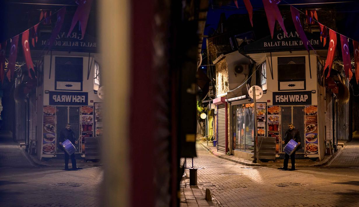 Tradisi ini dipertahankan dari generasi ke generasi dan diwariskan dari ayah ke anak laki-laki. Tampak dalam foto, seorang pemain drum Turki memainkan drum dan menyanyikan lagu-lagu tradisional di jalanan Istanbul, untuk membangunkan umat Muslim untuk sahur, yaitu makan malam Ramadan, pada 24 Februari 2026. (Yasin AKGUL/AFP)