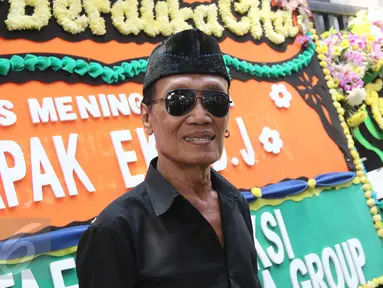 Komedian Tessy saat melayat ke rumah duka Alm Eko Koeswoyo alias Eko DJ di kawasan Pondok Kelapa, Jakarta, Selasa (28/3). Eko Dj meninggal dunia karena penyakit jantung dan gagal ginjal yang dideritanya. (Liputan6.com/Herman Zakharia)