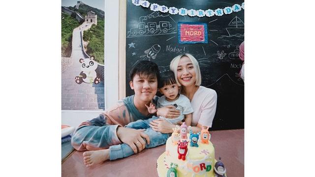 Jarang Tersorot, Ini 7 Potret Rinni Wulandari dan Keluarga Kecilnya