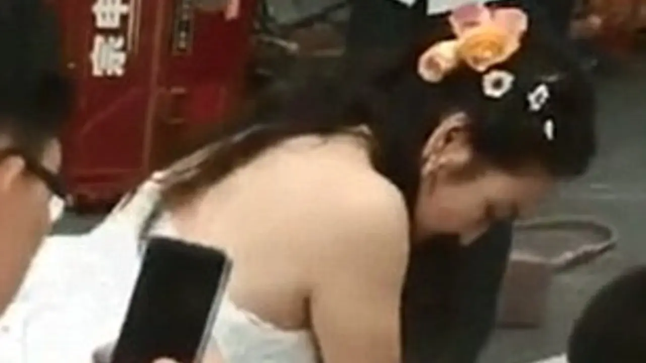 [Bintang] Mengenakan Baju Pengantin, Perempuan Ini Tolong Korban Kecelakaan di Jalan