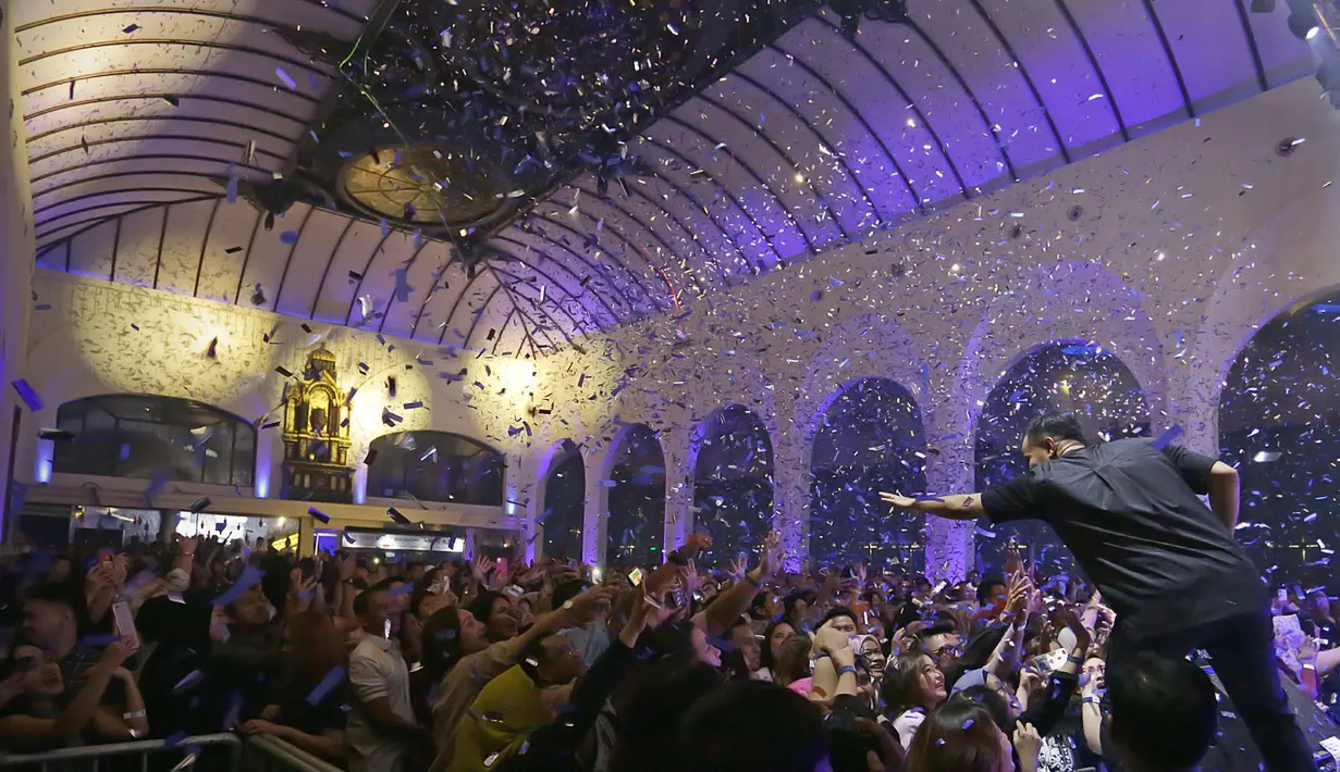 Di panggung tersebut, Judika juga membawakan lagu Ilir 7 yang sempat ngehitz dengan versi koplo 'Salah Apa Aku (Entah Apa yang Merasukimu)'. Penonton pun langsung mengabadikan momen itu sambil berjoget. (Bambang E.Ros/Fimela.com)