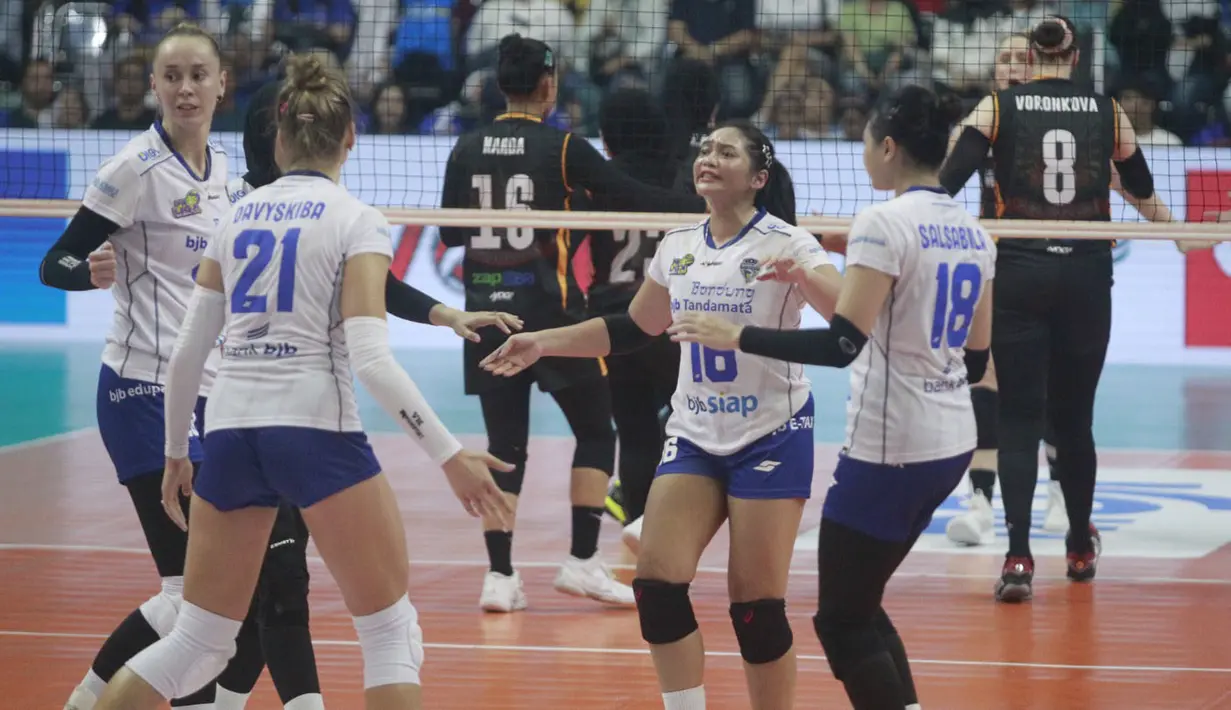 <p>Selebrasi para pemain Bandung BJB Tandamata, Tiara Sanger (tengah) dkk setelah mencetak angka saat menghadapi Jakarta Popsivo Polwan pada laga seri kedua putaran kedua PLN Mobile Proliga 2024 di GOR Si Jalak Harupat, Kabupaten Bandung, Jumat (7/6/2024). Bandung BJB Tandamata menang 3-2 (28-26, 26-24, 18-25, 12-25 dan 15-13). (Dok. PBVSI)</p>
