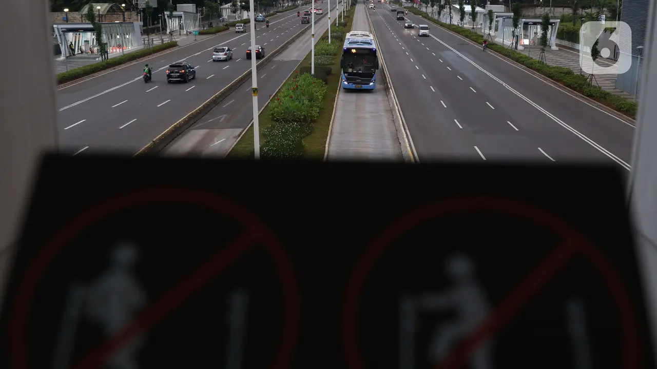 Hari Minggu Pertama PSBB, Jalanan Jakarta Lengang