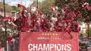 Para pemain Liverpool menyapa fans saat parade juara Liga Champions 2019 di Liverpool, Minggu (2/6). Ribuan fans tumpah ruah di jalanan untuk merayakan keberhasilan pemain membawa pulang trofi Si Kuping Besar ke kota Liverpool. (AP/Barrington Coombs)