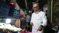 Menteri Koordinator Bidang Pangan Zulkifli Hasan (Zulhas) di Pasar Genteng, Kota Surabaya, Jumat (14/3/2025).