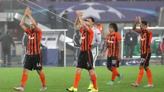 Pemain Shakhtar Donetsk memberikan aplaus kepada pendukungnya yang hadir usai menaklukkan Rapid Vienna 1-0 di Stadion Ernst Happel, Wina, Rabu (19/8/2015) malam waktu setempat. (Bola.com/Reza Khomaini)