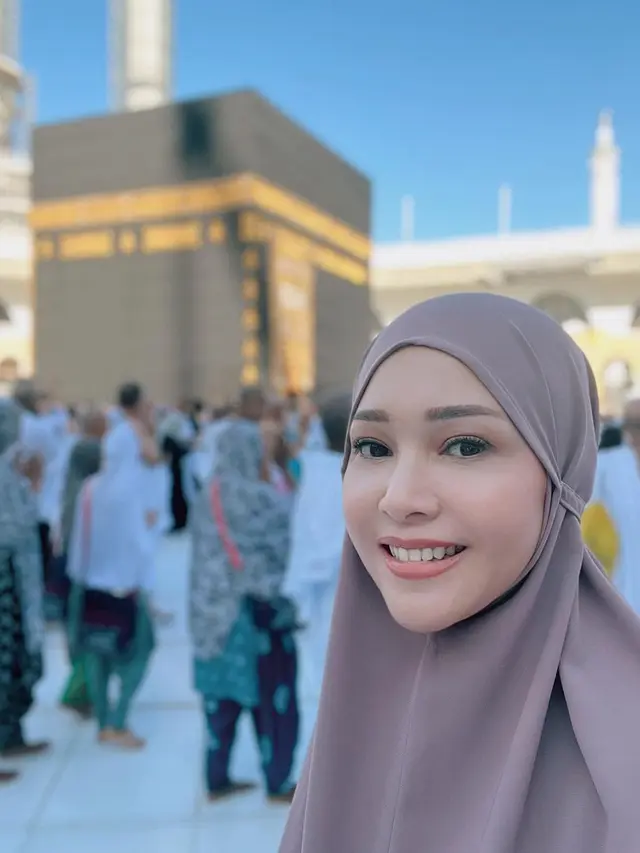 8 Potret Maia Estianty Tampil dengan Hijab Syari, Banjir Pujian