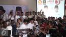 Suasana saat Calon gubernur dan wakil gubernur DKI, Anies Baswedan dan Sandiaga Uno saat memberikan keterangan kepada awak media di DPP Gerindra, Jakarta, Rabu (15/2). (Liputan6.com/Faizal Fanani)