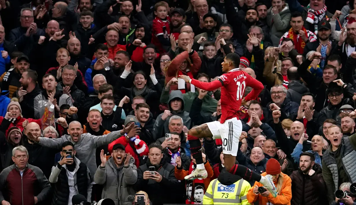 Pemain Manchester United Marcus Rashford melakukan selebrasi usai mencetak gol ke gawang Crystal Palace pada pertandingan sepak bola Liga Inggris di Stadion Old Trafford, Manchester, Inggris, 4 Februari 2023. Manchester United mengalahkan Crystal Palace dengan skor 2-1. (AP Photo/Dave Thompson)