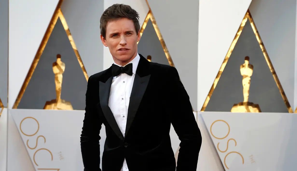 Aktor asal Inggris, Eddie Redmayne, berpose di red carpet Piala Oscar 2016 di Hollywood, California, Minggu (28/2). Eddie masuk dalam nominasi aktor terbaik berkat perannya sebagai seorang transgender di film The Danish Girl. (REUTERS/Lucy Nicholson)