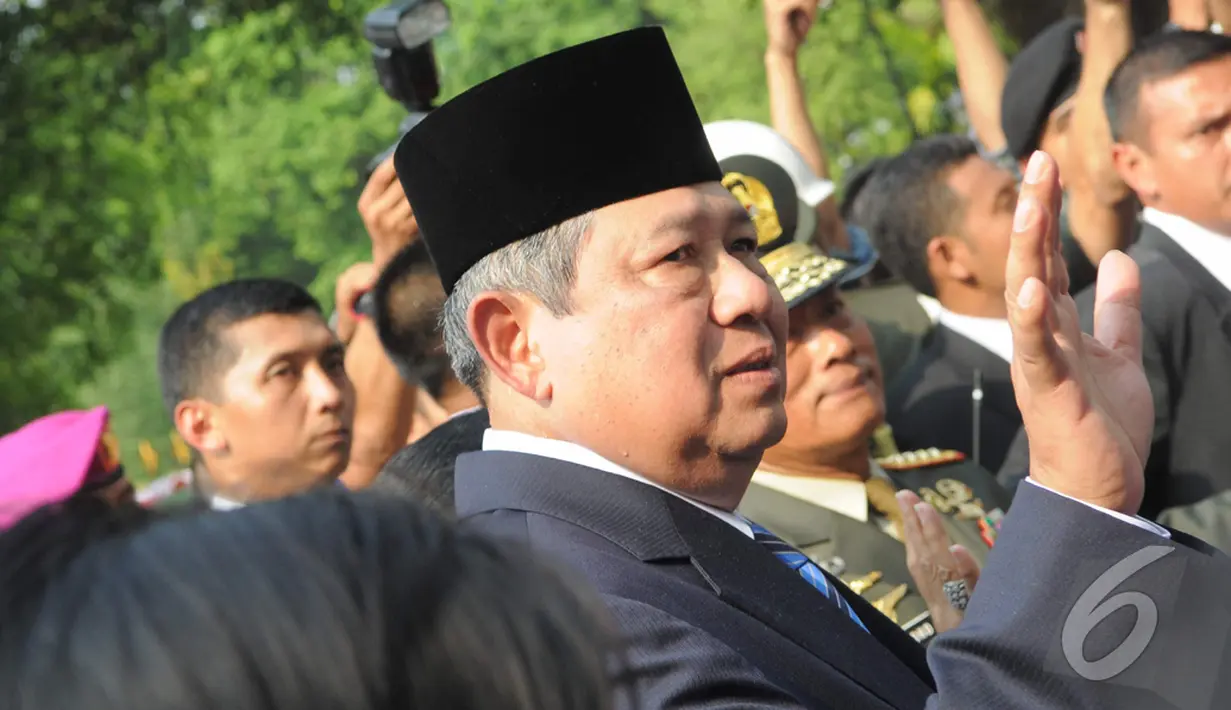 Presiden ke-6 Indonesia, Susilo Bambang Yudhoyono melambaikan tangan di dekat gerbang Istana Negara, Jakarta, Senin (20/10/2014) (Liputan6.com/Herman Zakharia)