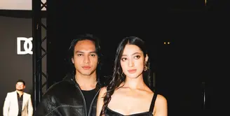 Keduanya tampil dalam balutan busana hitam serba sleek dan elegan, membuktikan bahwa chemistry mereka tak hanya kuat di balik layar, tapi juga di barisan front row dunia fashion internasional. [@jefrinichol].