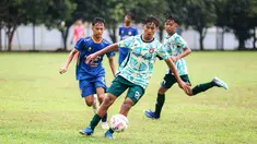 Pertandingan uji coba antara Korea-Korea Selecao melawan Akademi Sepak Bola Intinusa Olah Prima (ASIOP) di Lapangan Sutasoma, Halim, Jakarta Timur, Selasa (18/11/2024). (Bola.com/Bagaskara Lazuardi)